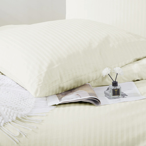 Ecru satynowa adamaszkowa poszewka 100% bawełna Spod Igły i Nitki – luksusowy sen