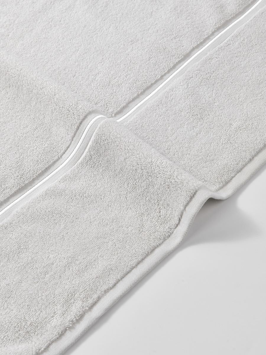 Szary ręcznik z białą bizą 70x140 cm model Libre Spod Igły i Nitki – elegancja i komfort.