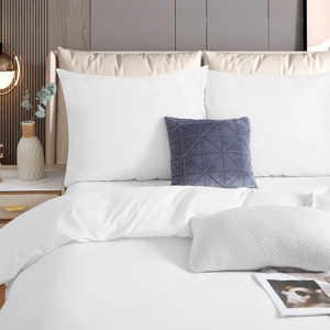 Biała elegancka pościel damska 120g/m2 z satyny bawełnianej Spod Igły i Nitki – komfortowy sen.