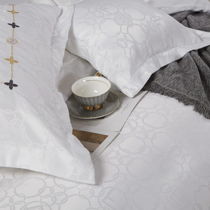 Kremowa atłasowa pościel 120g/m² model AT012 Spod Igły i Nitki – luksusowy komfort snu