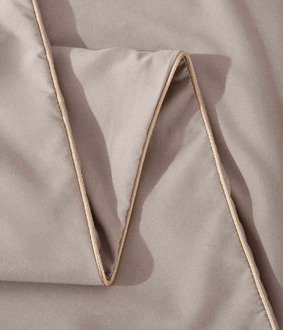 Beżowa pościel z mikrofibry ze złotą lamówką Queen Spod Igły i Nitki – komfort snu