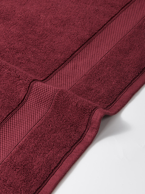 Bordowy mięsisty ręcznik kąpielowy 650 g/m² Leo Spod Igły i Nitki – luksus i komfort.