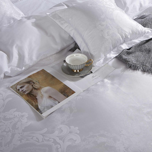 Biało-szara atłasowa pościel 120 g/m² Model AT002 Spod Igły i Nitki – komfortowy sen