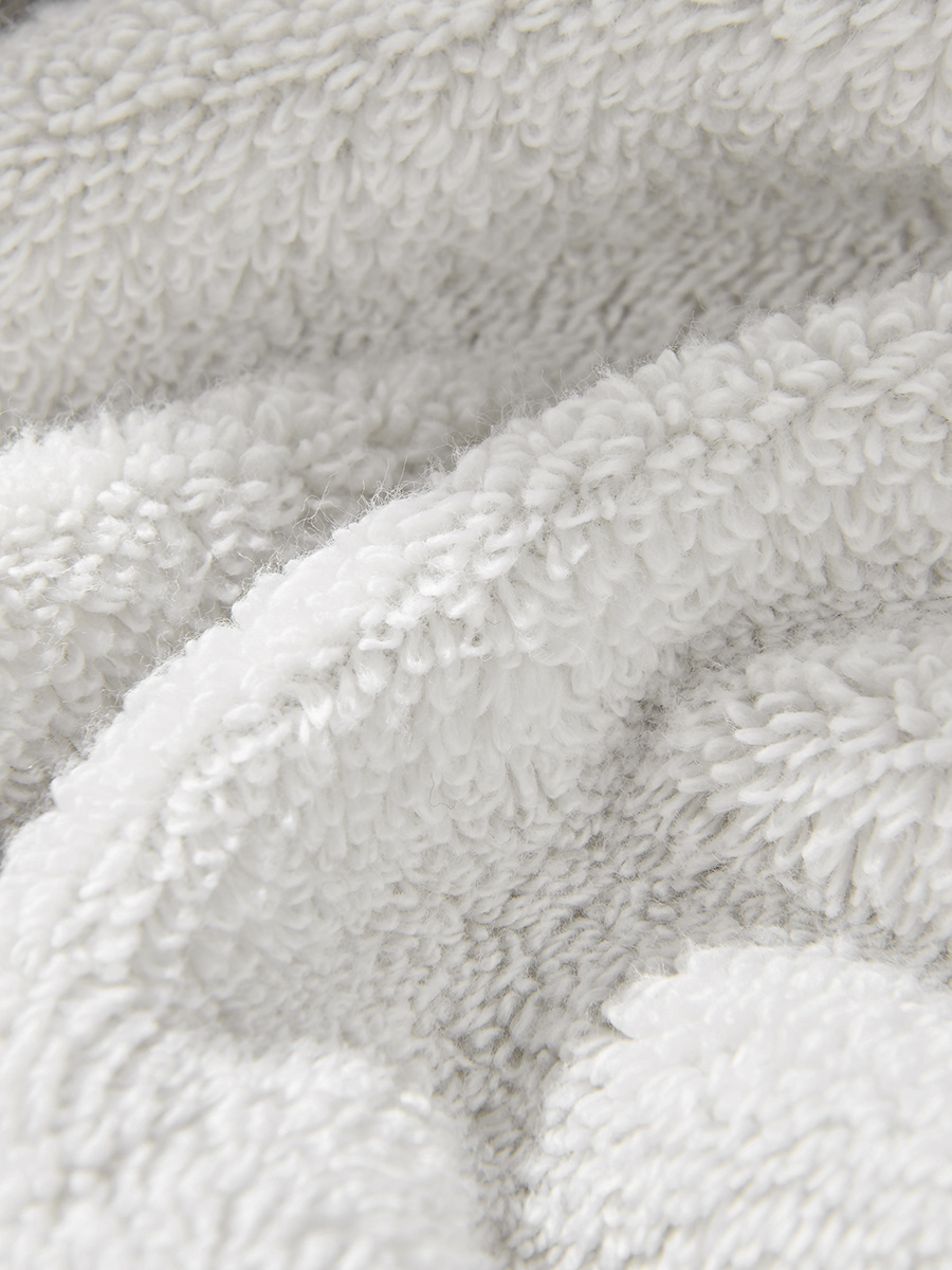 Szary ręcznik z białą bizą 70x140 cm model Libre Spod Igły i Nitki – elegancja i komfort.