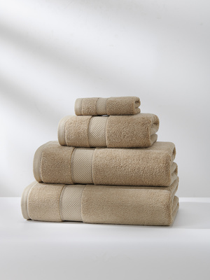 Mocca puchaty ręcznik kąpielowy 650 g/m² z haftem Spod Igły i Nitki – luksusowy relaks.