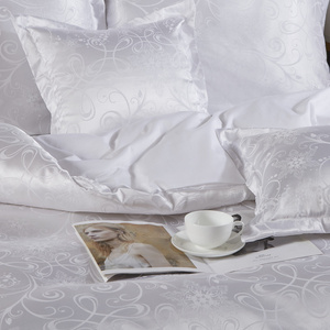 Kremowa atłasowa pościel 120 g/m2 model AT001 Spod Igły i Nitki – luksusowy komfort snu