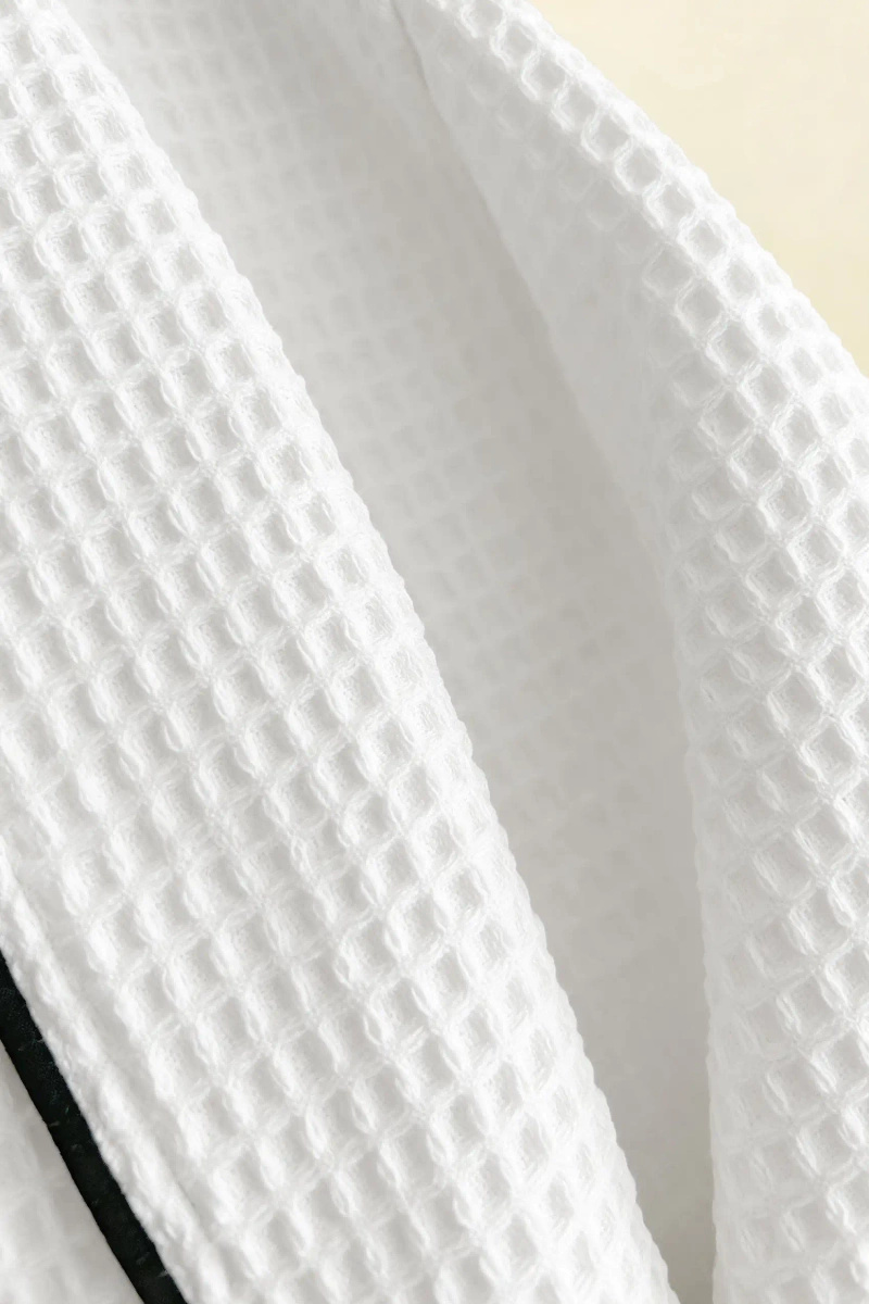 Biały z bizą szlafrok unisex kimono 280 g/m² haft Spod Igły i Nitki – komfort relaksu