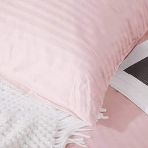 Pudrowa adamaszkowa poszewka  z zamkiem Spod Igły i Nitki – luksusowy komfort snu