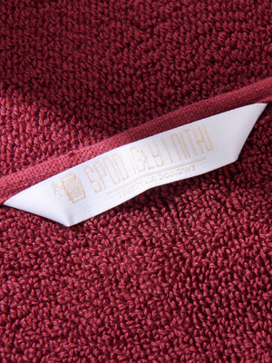 Bordowy mięsisty ręcznik kąpielowy 650 g/m² Leo Spod Igły i Nitki – luksus i komfort.