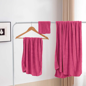 Fuksjowy szybkoschnący ręcznik 380g/m² mikrofibra ACTIV Spod Igły i Nitki – idealny na siłownię