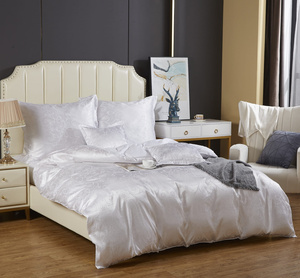 Kremowa atłasowa pościel 120 g/m2 model AT001 Spod Igły i Nitki – luksusowy komfort snu