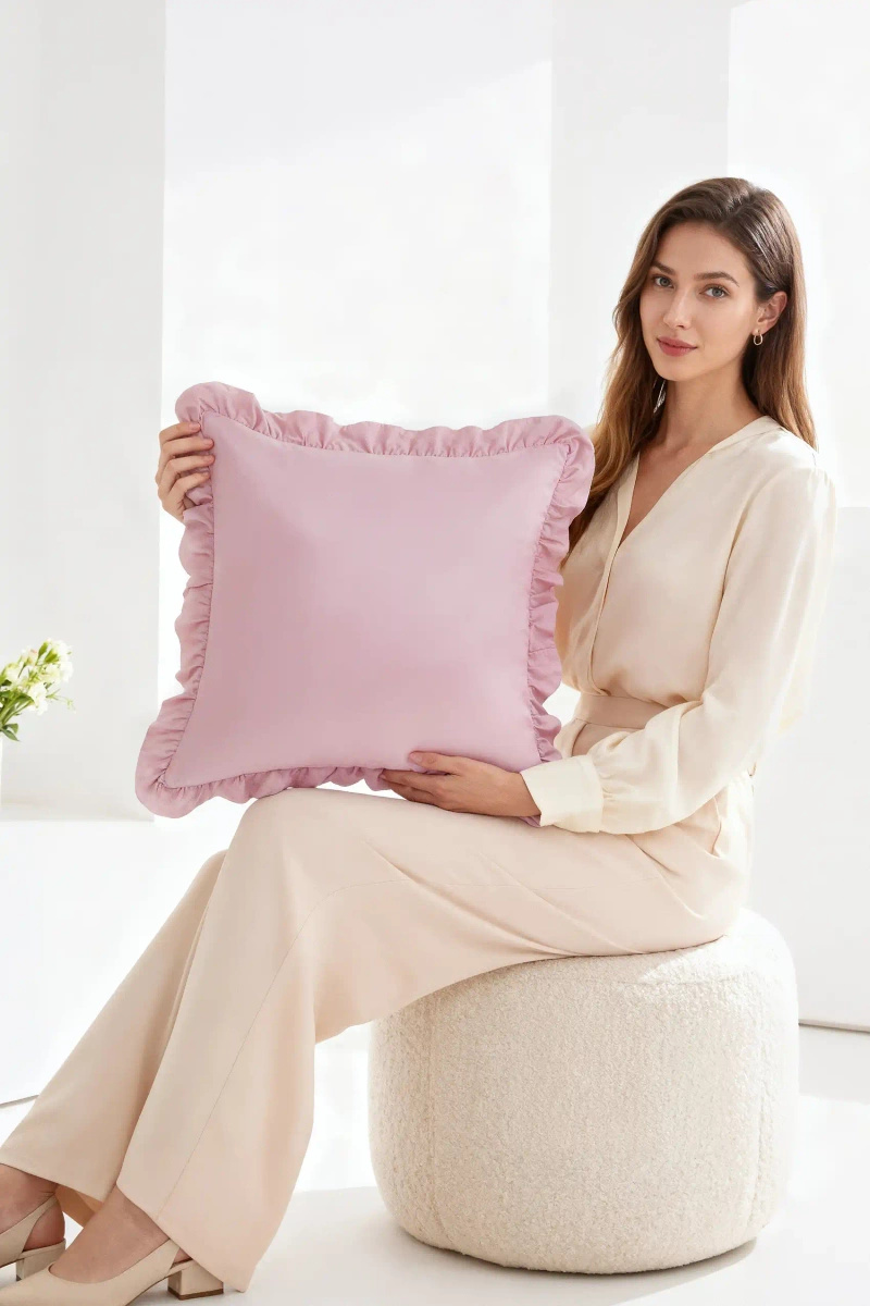 Pudrowa poszewka z falbanką 40x40 cm Ruffy Premium Spod Igły i Nitki – Komfort i elegancja