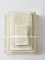 Beżowy ręcznik z bawełny frotte 500 g/m², złota biza Spod Igły i Nitki – luksusowe SPA.