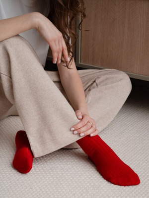 Skarpetki bezuciskowe z wełny merynosów brudny czerwony