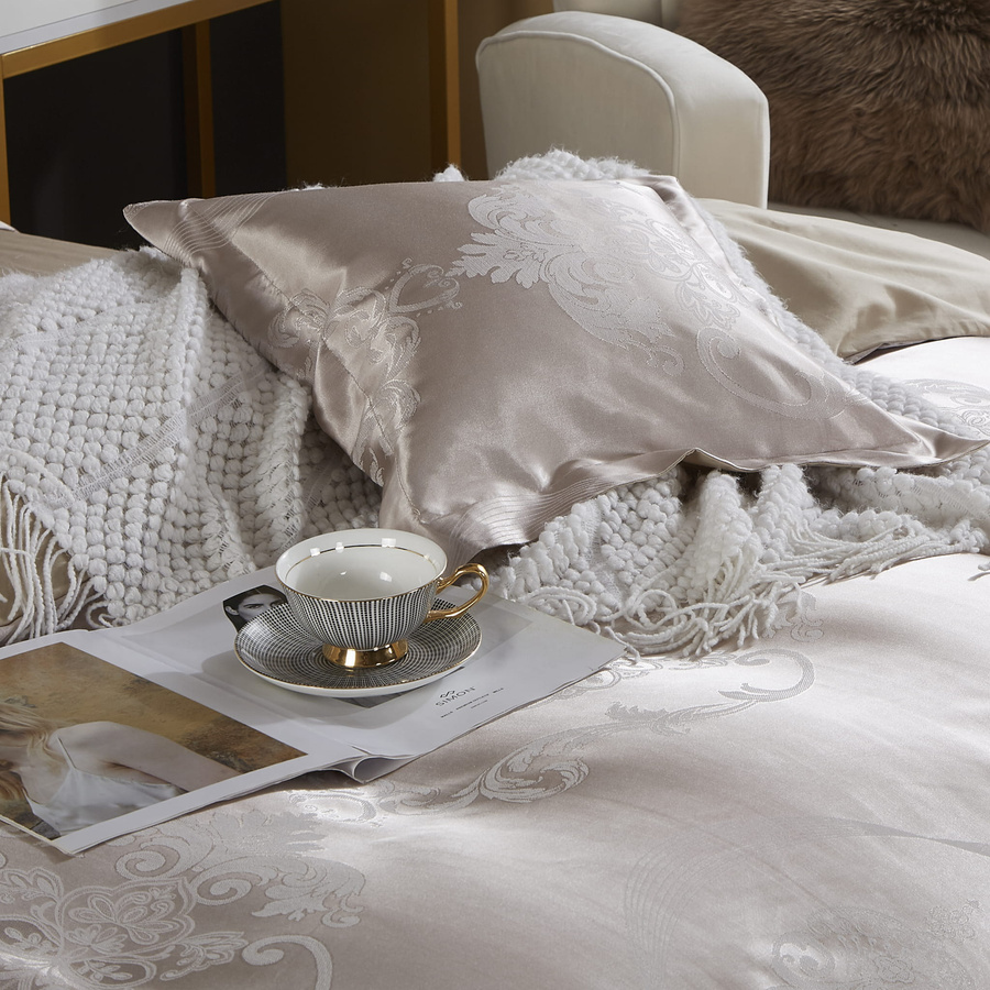 Kremowa atłasowa pościel 120 g/m2 model AT015 Spod Igły i Nitki – luksusowy komfort snu