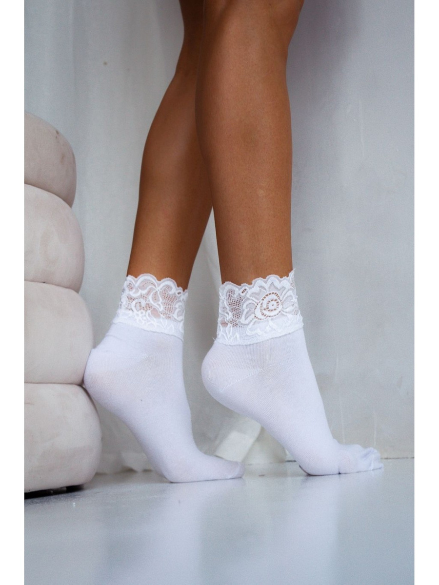 Skarpetki damskie z szeroką koronką 1061