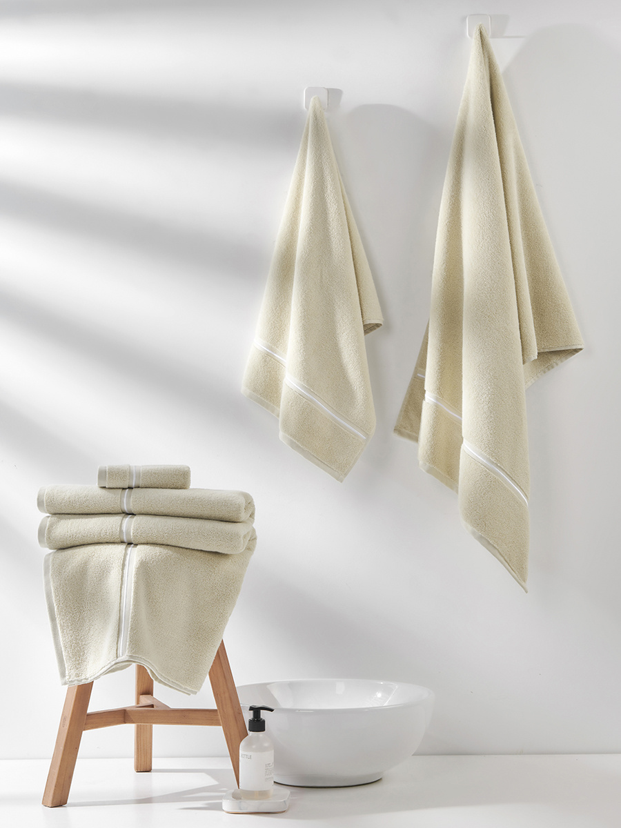 Beżowy ręcznik z bawełny frotte 500 g/m², złota biza Spod Igły i Nitki – luksusowe SPA.