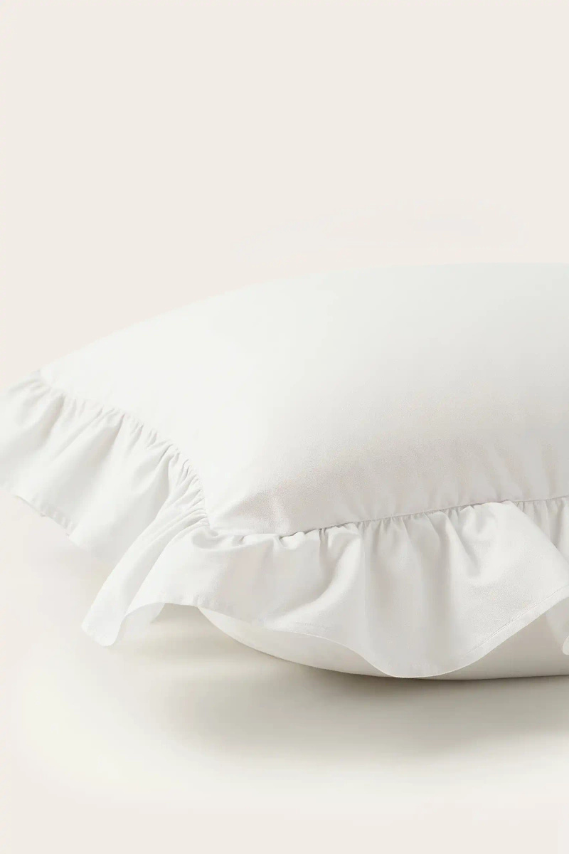 Biała poszewka z falbanką 50x70 cm Ruffy Premium Spod Igły i Nitki – Komfort i elegancja.