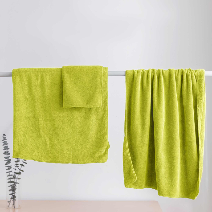 Zielony szybkoschnący ręcznik z mikrofibry 380g/m2 ACTIV Spod Igły i Nitki – idealny na siłownię