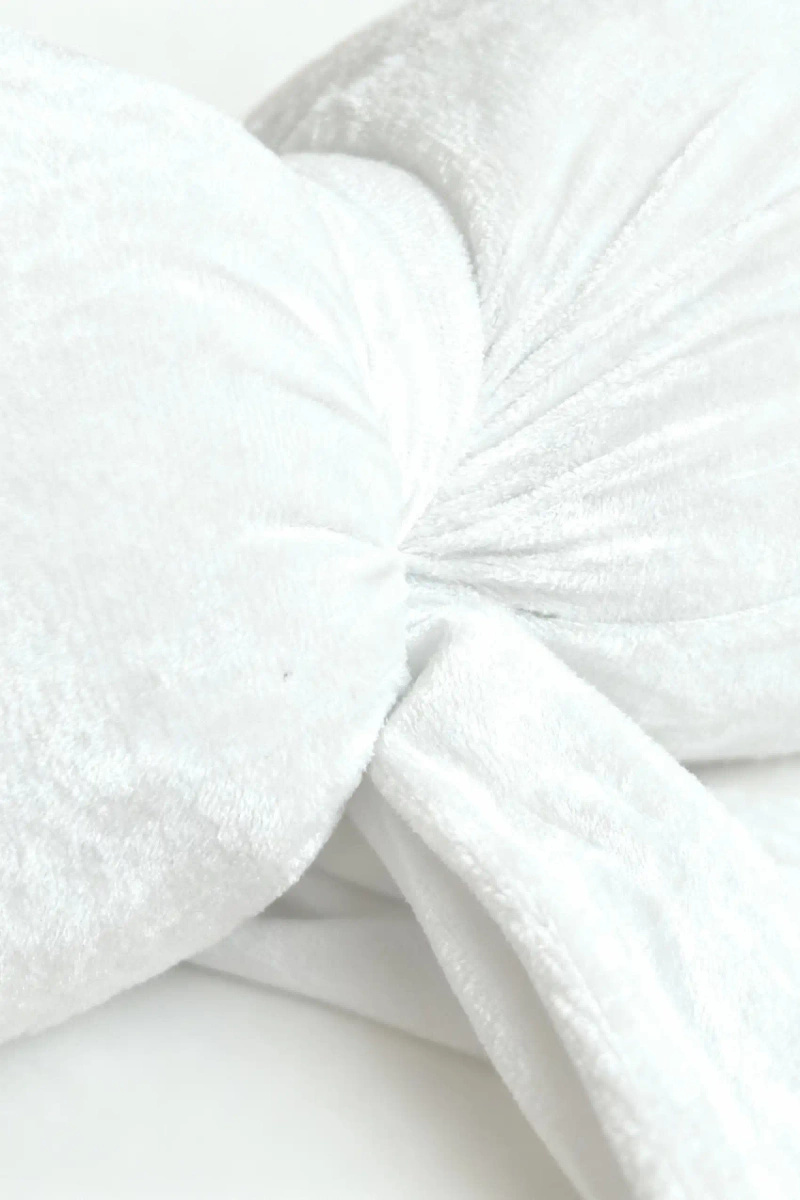 Biała welwetowa poduszka dekoracyjna 40x23 cm kokarda Spod Igły i Nitki – świąteczna metamorfoza