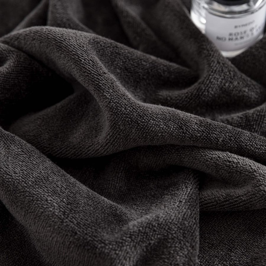 Czarny szybkoschnący ręcznik 380g/m2 z pętelką ACTIV Spod Igły i Nitki – idealny na siłownię