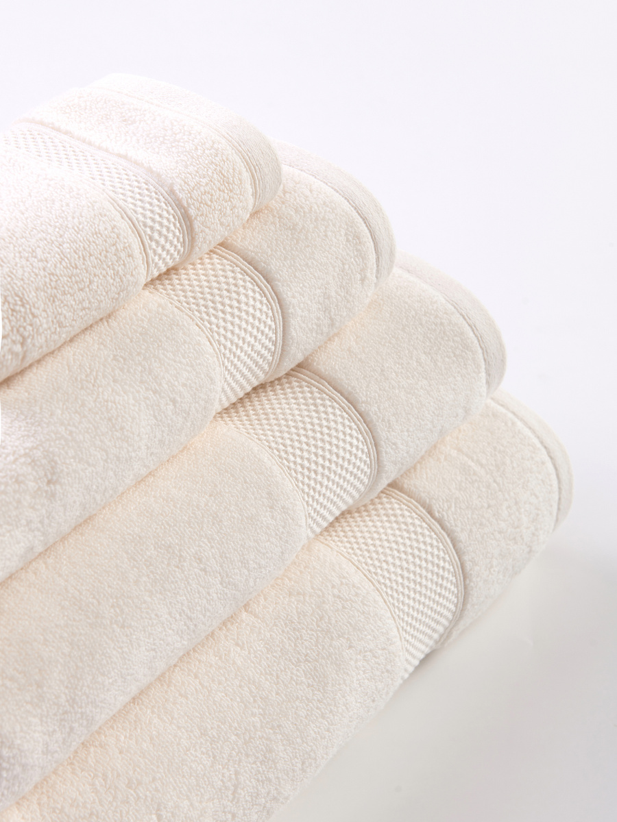 Kremowy puchaty ręcznik kąpielowy 650 g/m² Leo Spod Igły i Nitki – luksusowy relaks.