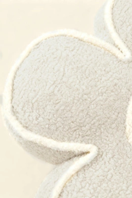 Beżowa miękka poduszka dekoracyjna 50 cm Flower Spod Igły i Nitki – relaks i styl