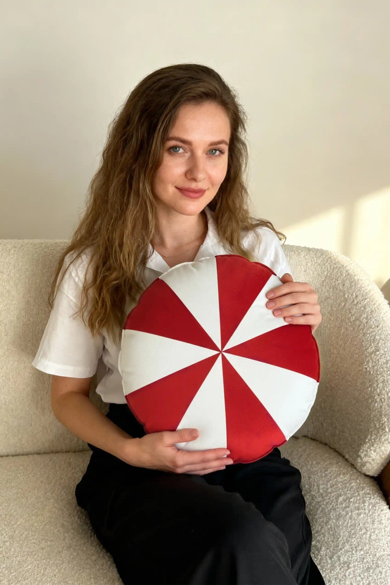 Czerwona aksamitna poduszka świąteczna 38x38 cm Candy Spod Igły i Nitki – świąteczny nastrój.