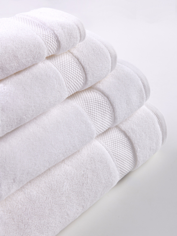 Biały puchaty ręcznik kąpielowy 650 g/m² Leo Spod Igły i Nitki – luksusowy relaks.