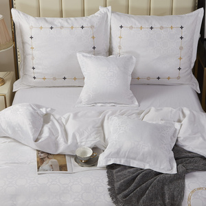 Kremowa atłasowa pościel 120g/m² model AT012 Spod Igły i Nitki – luksusowy komfort snu