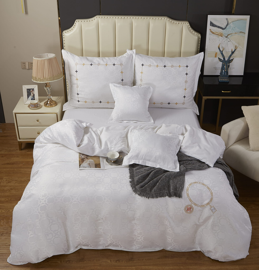 Kremowa atłasowa pościel 120g/m² model AT012 Spod Igły i Nitki – luksusowy komfort snu