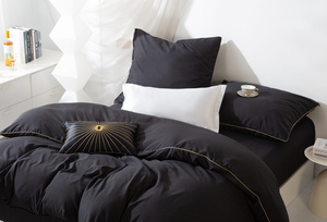 Czarna pościel z mikrofibry ze złotą lamówką 3-częściowy zestaw Spod Igły i Nitki – komfort snu
