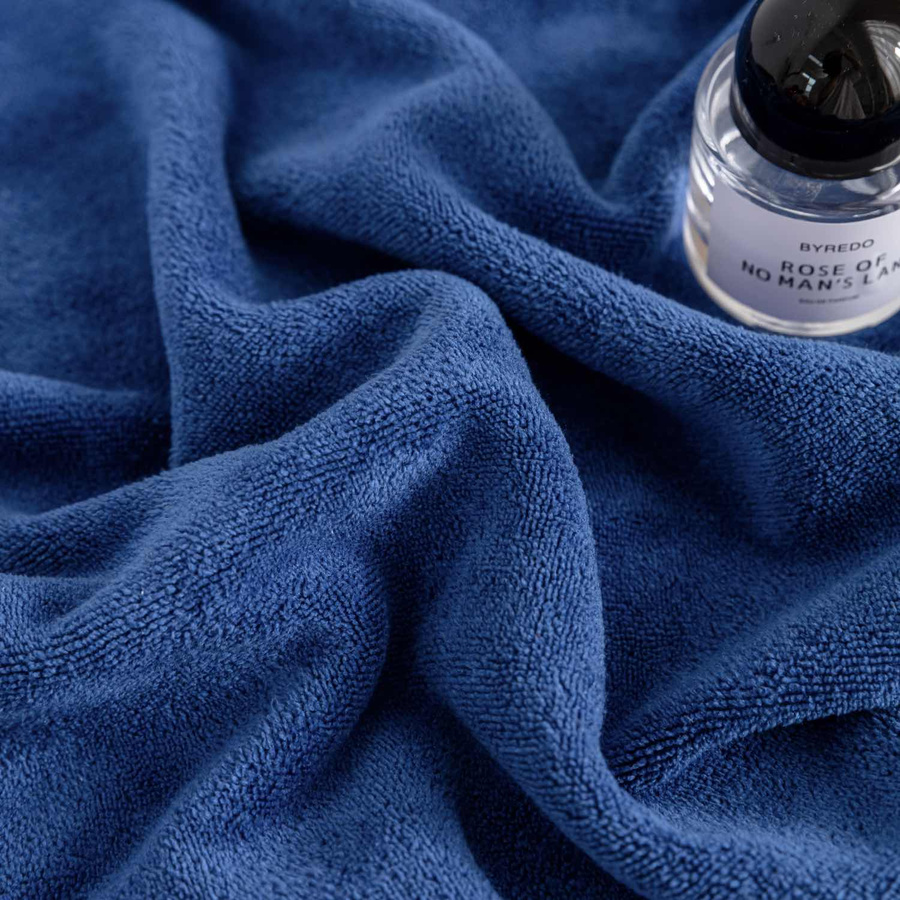 Granatowy szybkoschnący ręcznik 380g/m2 z pętelką ACTIV Spod Igły i Nitki – idealny na siłownię.