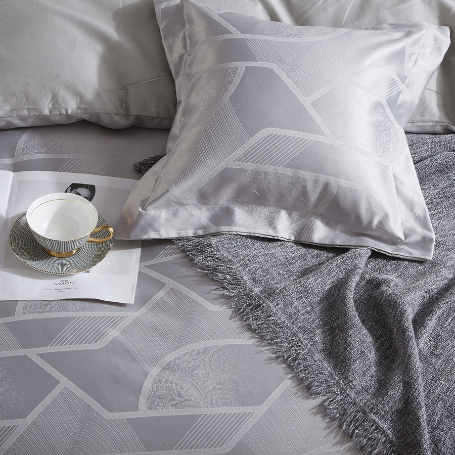 Biało-kremowa atłasowa pościel 120 g/m2 model AT014 Spod Igły i Nitki – komfortowy sen