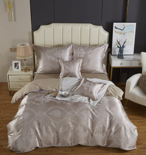 Kremowa atłasowa pościel 120 g/m2 model AT015 Spod Igły i Nitki – luksusowy komfort snu