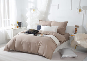 Beżowa pościel z mikrofibry ze złotą lamówką Queen Spod Igły i Nitki – komfort snu