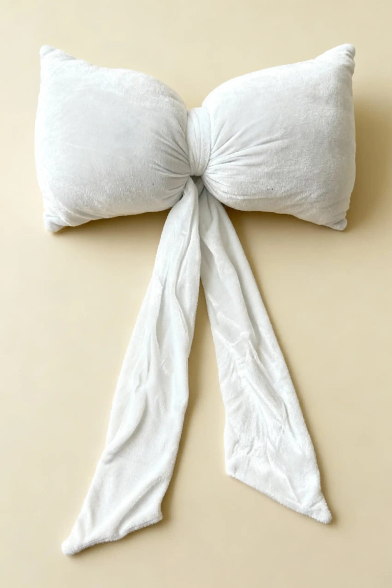 Biała welwetowa poduszka dekoracyjna 40x23 cm kokarda Spod Igły i Nitki – świąteczna metamorfoza