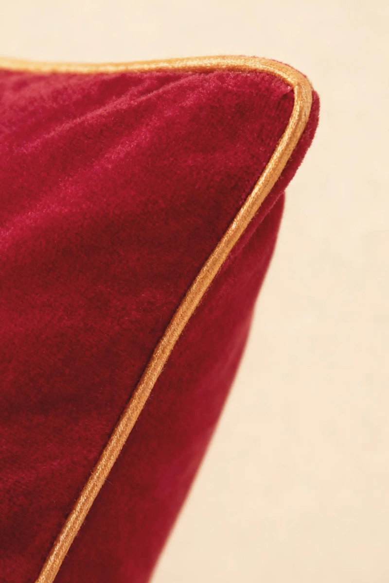 Czerwona welwetowa poszewka dekoracyjna 45x45 cm z haftem Love Spod Igły i Nitki – romantyczny akcent.