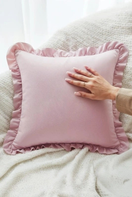 Pudrowa poszewka z falbanką 40x40 cm Ruffy Premium Spod Igły i Nitki – Komfort i elegancja