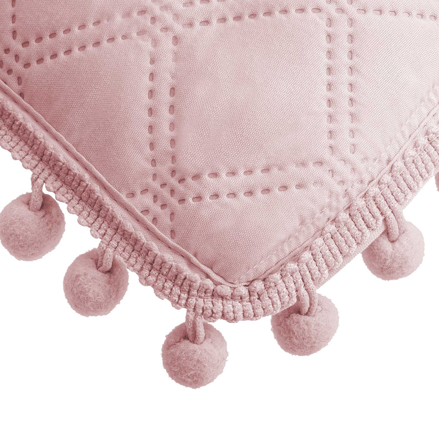 Pudrowa poszewka dekoracyjna z pomponami POMPOO Spod Igły i Nitki – upiększa sypialnię