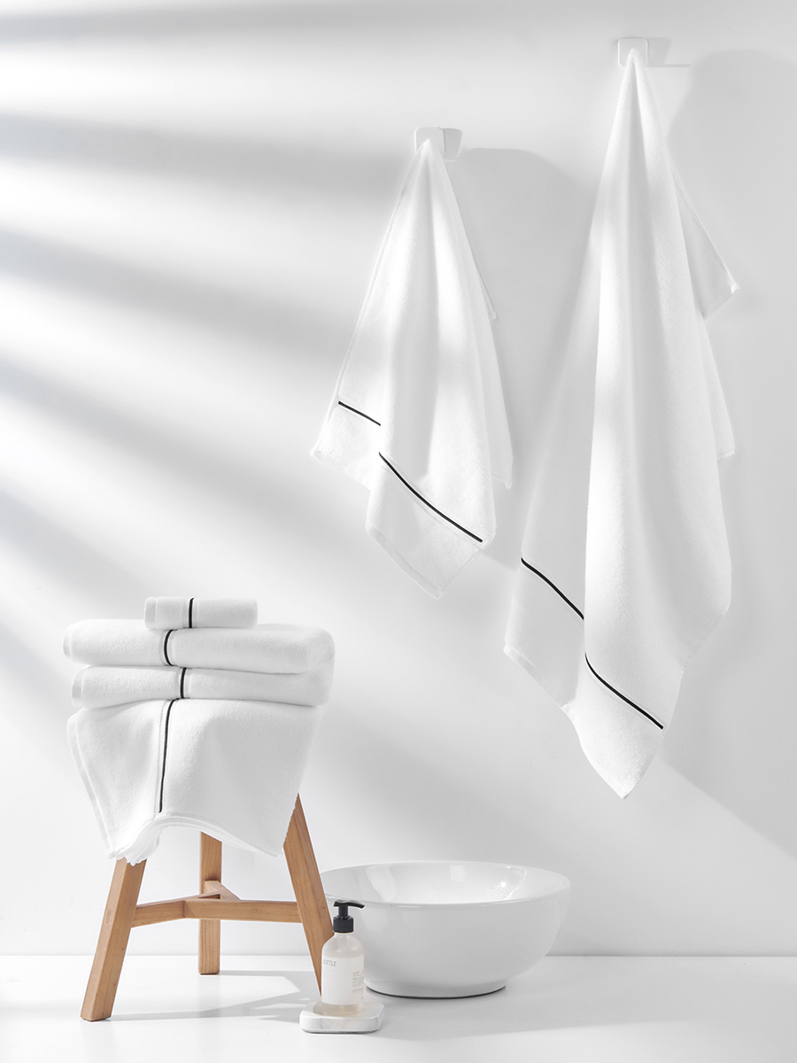 Biały ręcznik frotte 500 g/m² premium Spod Igły i Nitki – komfort domowego SPA