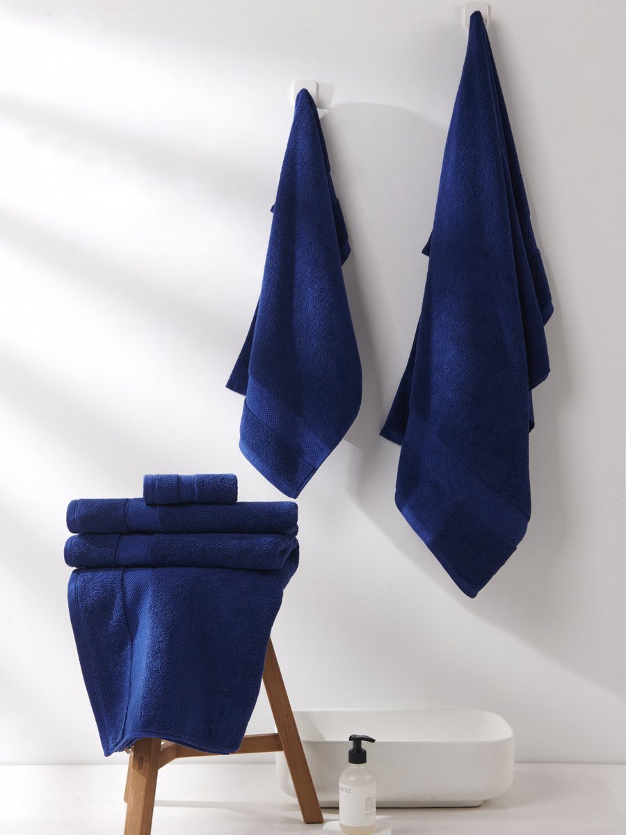 Granatowy ręcznik kąpielowy z bawełny premium 650 g/m² Leo Spod Igły i Nitki – luksus i relaks.