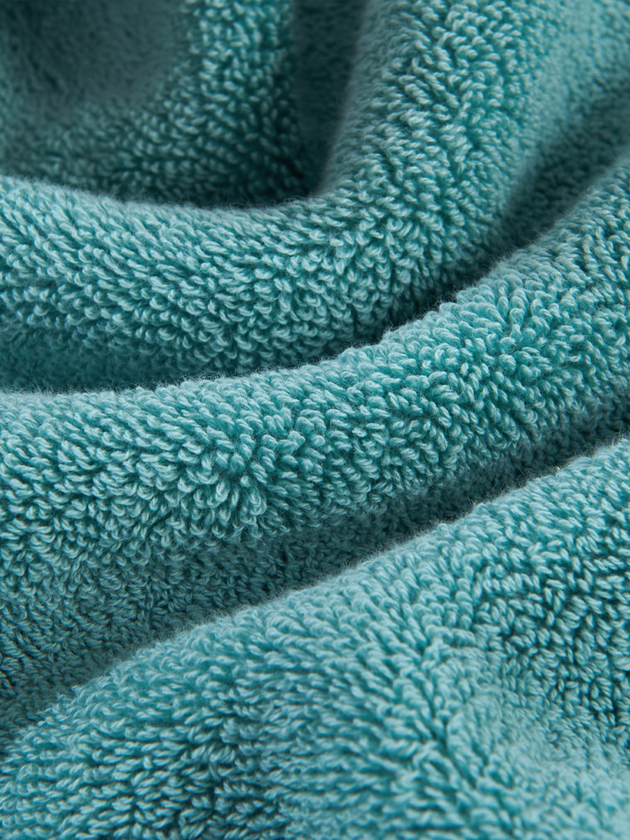 Lazurowy puchaty ręcznik kąpielowy 650 g/m² personalizacja Spod Igły i Nitki – luksusowy relaks.