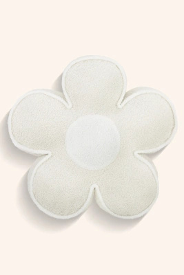 Beżowa miękka poduszka dekoracyjna 50 cm Flower Spod Igły i Nitki – relaks i styl