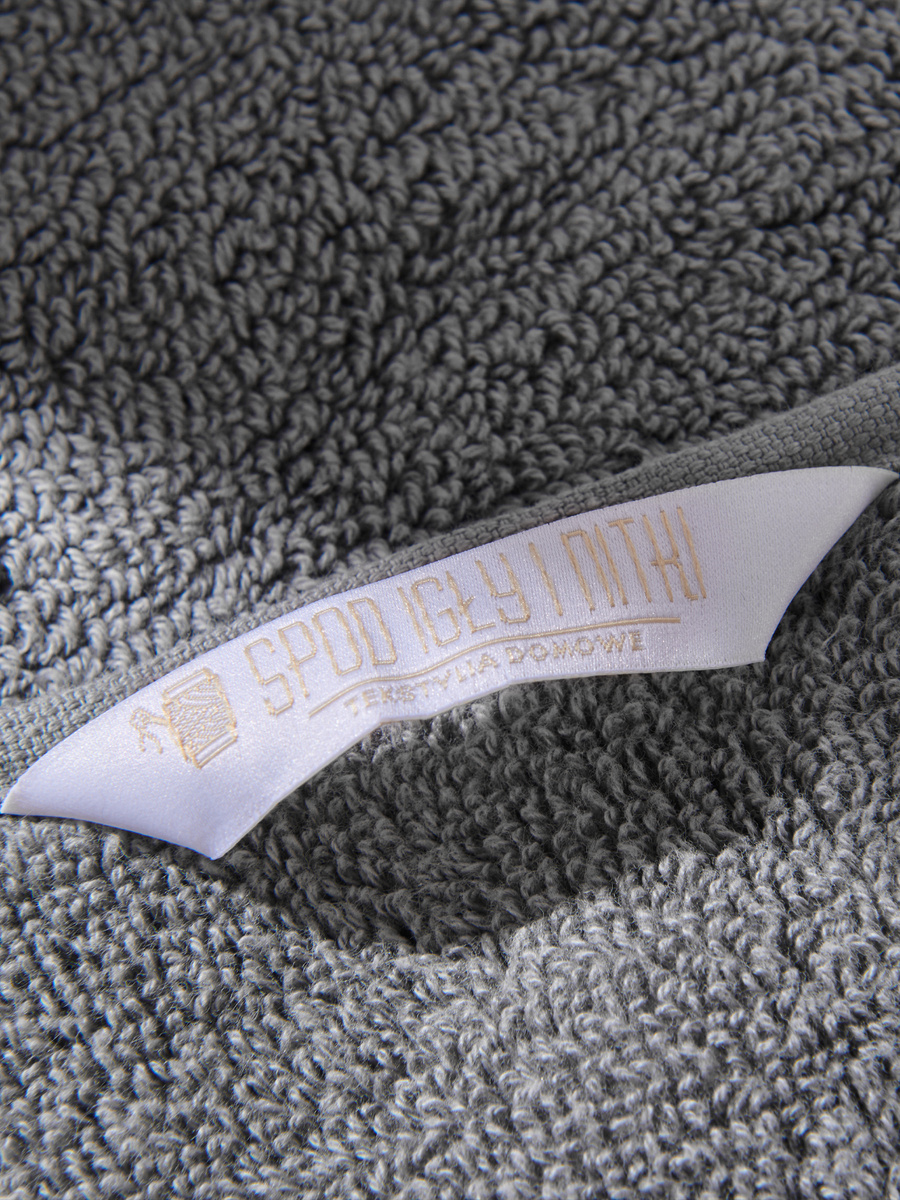 Szary ręcznik kąpielowy z bawełny premium 650 g/m² Leo Spod Igły i Nitki – luksusowy relaks.