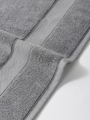 Szary ręcznik kąpielowy z bawełny premium 650 g/m² Leo Spod Igły i Nitki – luksusowy relaks.