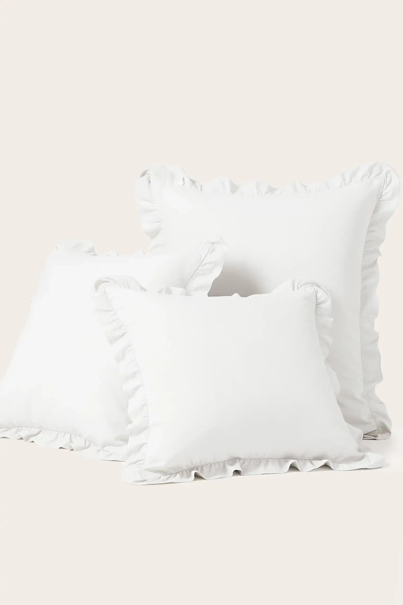 Biała poszewka z falbanką 50x70 cm Ruffy Premium Spod Igły i Nitki – Komfort i elegancja.