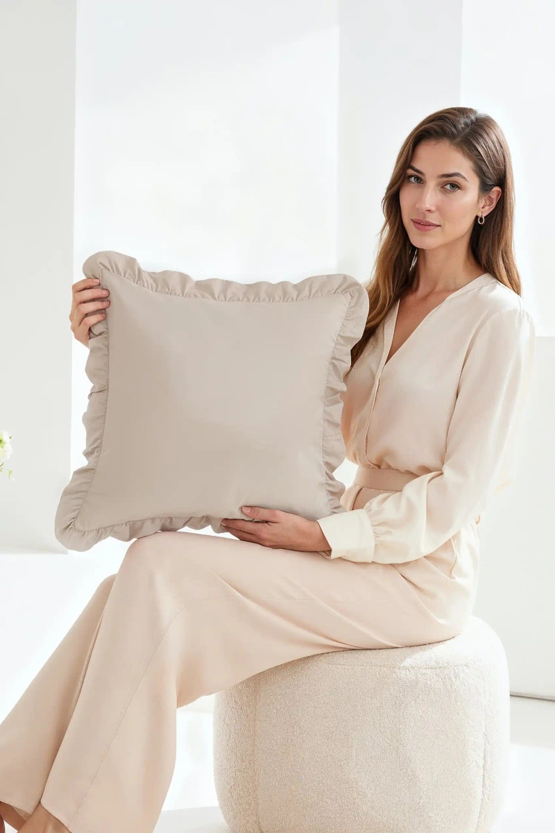 Beżowa falbanka poszewka 70x80 cm Ruffy Premium Spod Igły i Nitki – Komfort i elegancja