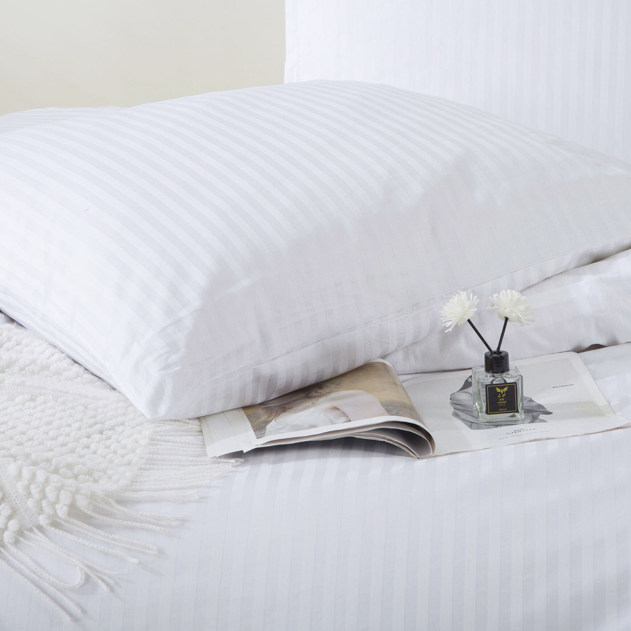 Biała adamaszkowa poszewka 100% bawełna Spod Igły i Nitki – luksusowy komfort snu