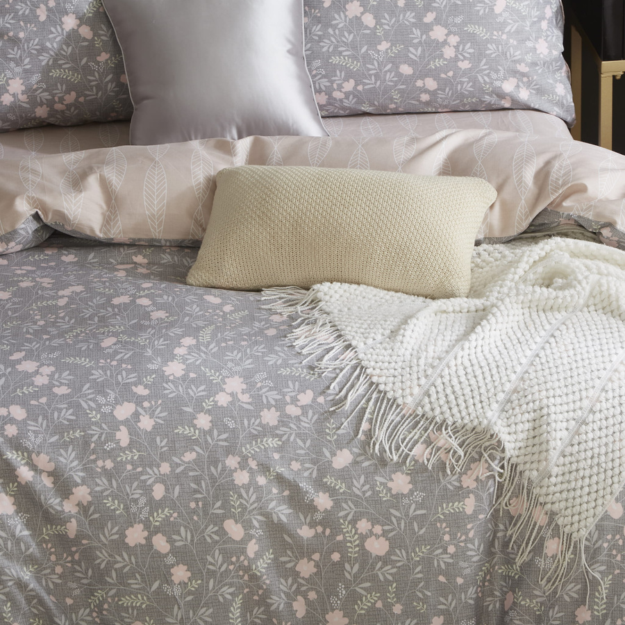 Szara pościel Satynowa z różowymi kwiatami Model S025 Spod Igły i Nitki – luksusowy komfort snu